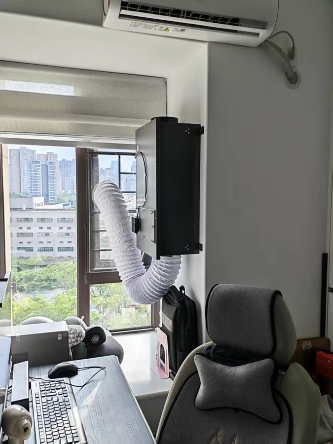 SKY主机位于室内窗边，上下连接白色风管